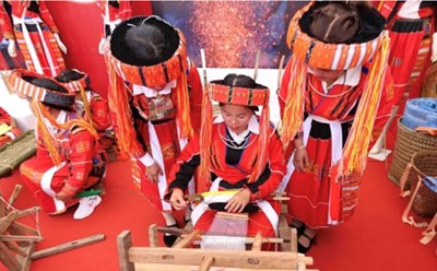 Dân tộc Pà Thẻn, tỉnh Tuyên Quang, trình diễn dệt vải truyền thống. Ảnh: Anh Vũ