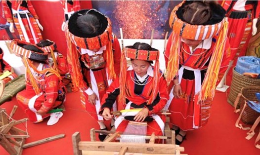 Dân tộc Pà Thẻn, tỉnh Tuyên Quang, trình diễn dệt vải truyền thống. Ảnh: Anh Vũ
