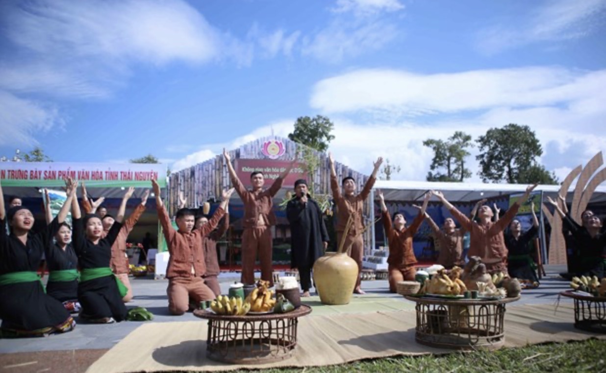Nghi thức đón tiếng sấm đầu năm của đồng bào dân tộc Ơ Đu, huyện Tương Dương, tỉnh Nghệ An. Ảnh: Anh Vũ