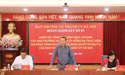 Phó Bí thư Thành ủy Hà Nội Nguyễn Văn Phong phát biểu tại buổi làm việc. Ảnh: UBND quận Đống Đa 