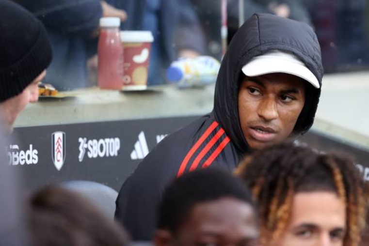 Marcus Rashford ngồi dự bị trong trận gặp Fulham vì chấn thương chứ không phải vì án phạt nội bộ như tin đồn. Ảnh: AFP