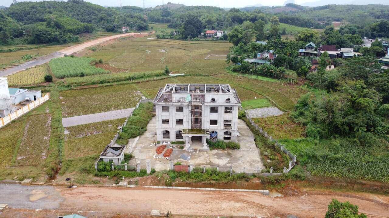 Dự án xây mới Trụ sở Bảo hiểm xã hội huyện Lạc Sơn tại xóm Cọi, xã Yên Phú, huyện Lạc Sơn có tổng mức đầu tư 16,2 tỉ đồng do Bảo hiểm xã hội tỉnh Hòa Bình làm chủ đầu tư. 