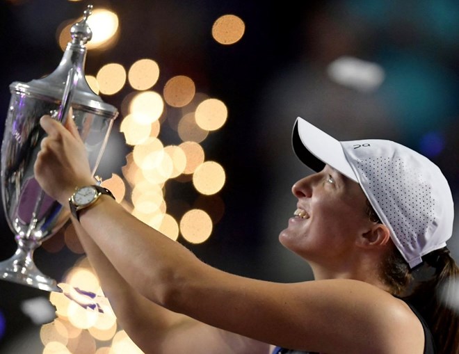 Thắng thuyết phục Pegula, Swiatek vô địch WTA Finals 2023