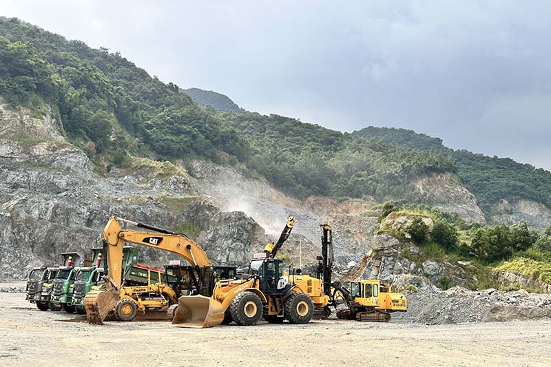 Phương tiện tập trung sẵn sàng khai thác tại mỏ đá mới để phục vụ thi công cao tốc Biên Hòa - Vũng Tàu. Ảnh: Minh Tâm