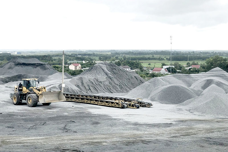 Một mỏ đá đang hoạt động khai thác, cung ứng vật liệu cho thi công cao tốc Biên Hòa - Vũng Tàu. Ảnh: Trúc Giang
