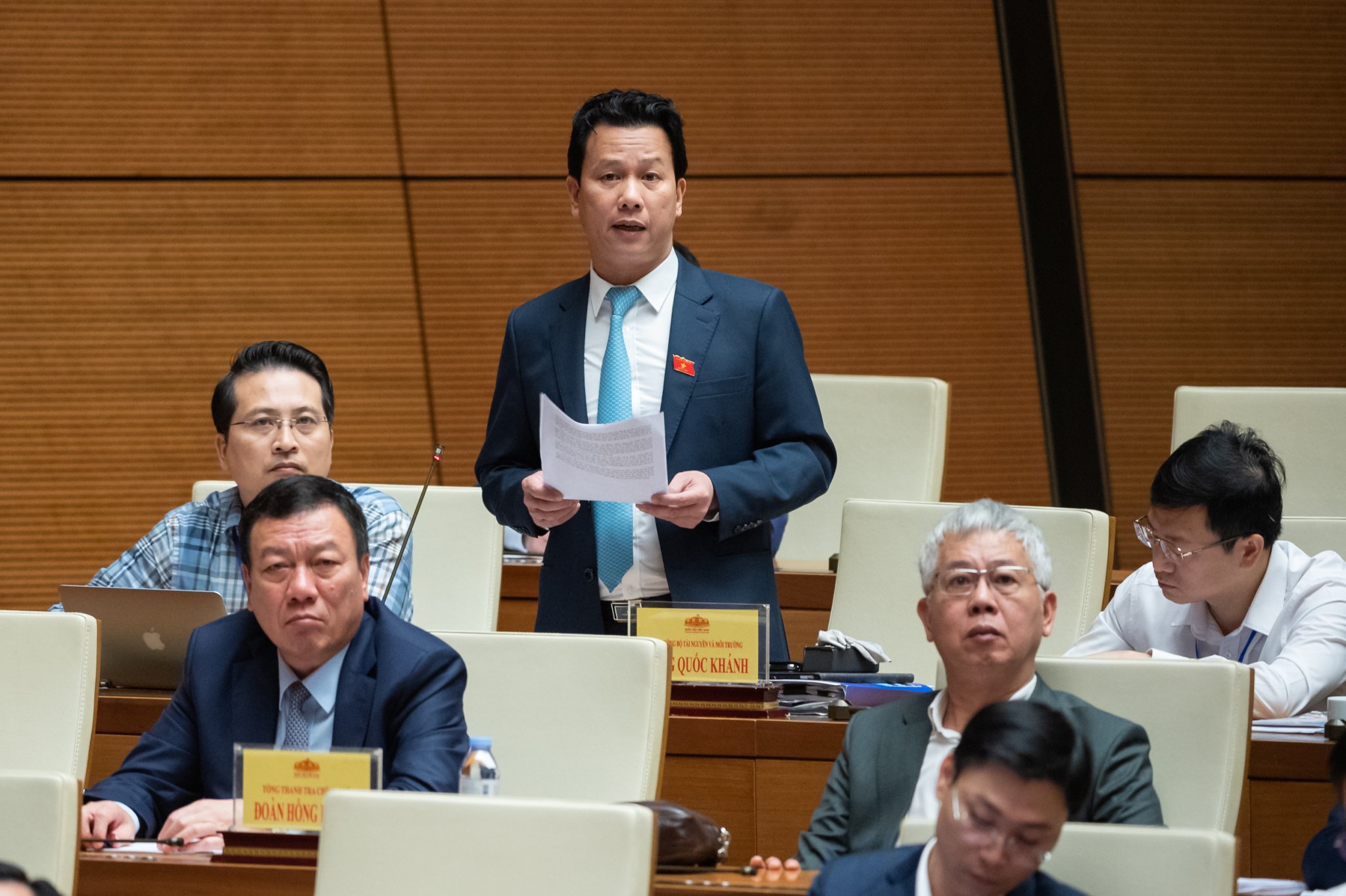 Bộ trưởng Bộ Tài nguyên và Môi trường Đặng Quốc Khánh trả lời chất vấn. Ảnh: Phạm Thắng