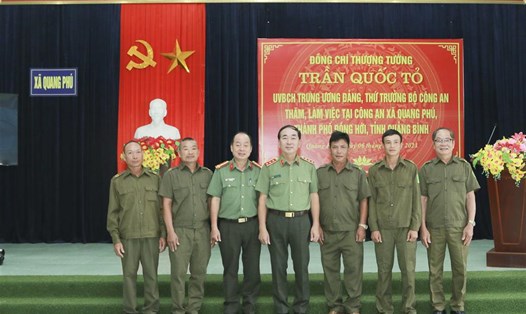 Thứ trưởng Trần Quốc Tỏ kiểm tra công tác tại Công an xã Quang Phú. Ảnh: Bộ Công an