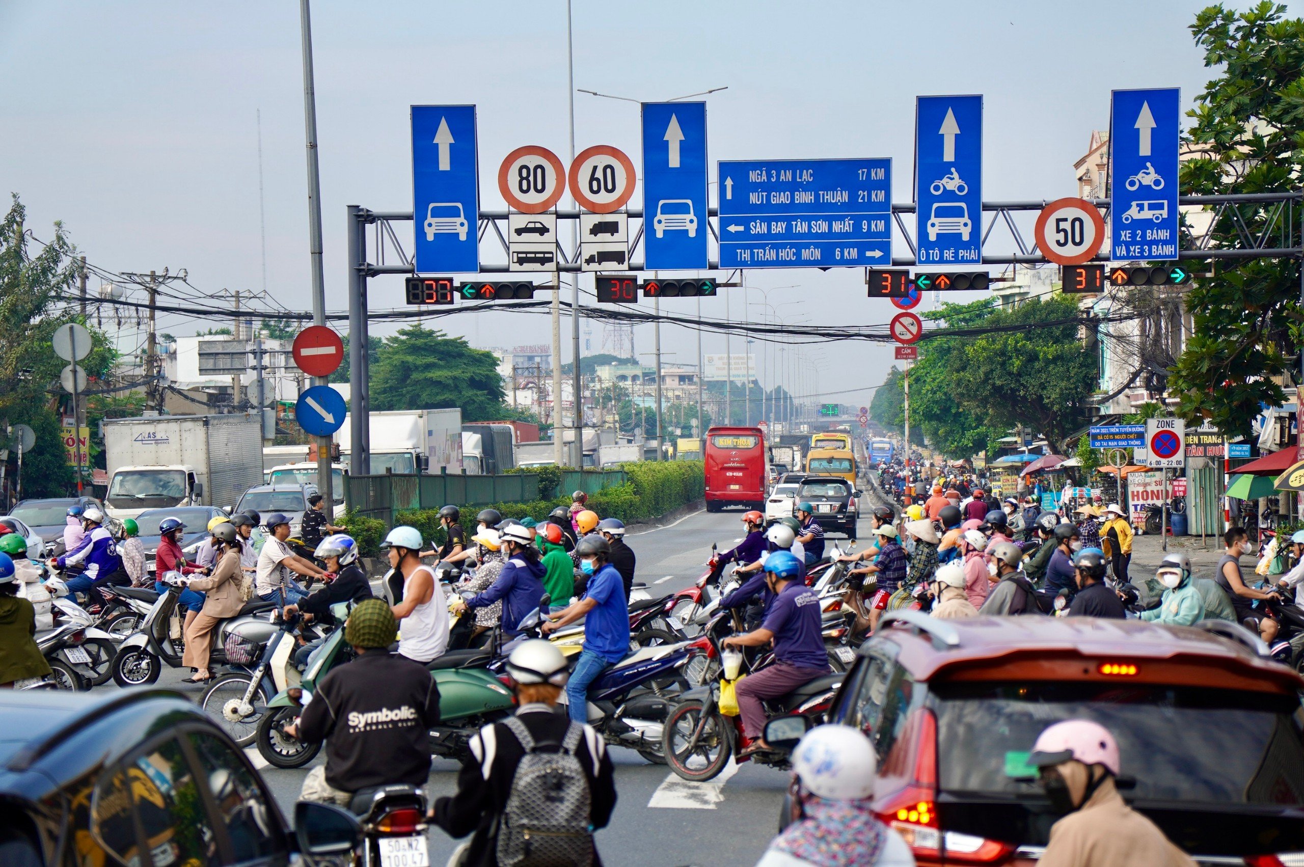 Giao thông tại ngã tư Đình, giao lộ Quốc lộ 1A - Nguyễn Văn Quá (Quận 12) sáng 7.11. Ảnh: Hữu Chánh