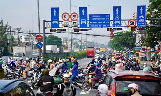 Giao thông tại ngã tư Đình, giao lộ Quốc lộ 1A - Nguyễn Văn Quá (Quận 12) sáng 7.11. Ảnh: Hữu Chánh