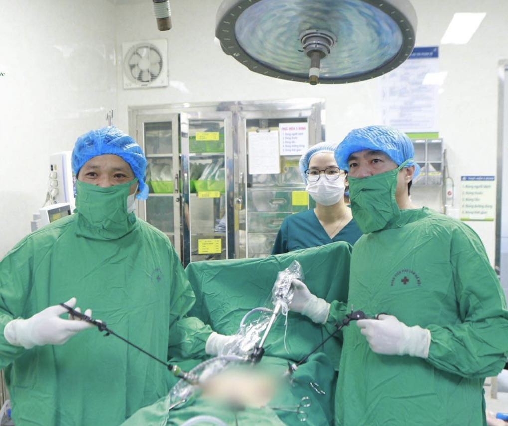 Các bác sĩ phẫu thuật cho bệnh nhân. Ảnh: BVCC
