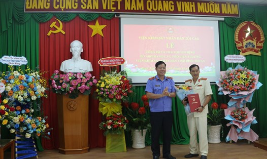 Ông Nguyễn Cao Cường nhận quyết định bổ nhiệm giữ chức vụ Phó Viện trưởng Viện KSND tỉnh Bình Thuận. Ảnh: Viện KSND tỉnh Bình Thuận