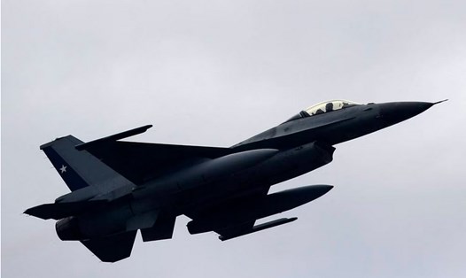 Một chiếc F-16 của Không quân Chile tham gia cuộc duyệt binh quân sự thường niên ở Santiago tháng 9.2023. Ảnh: Getty Images