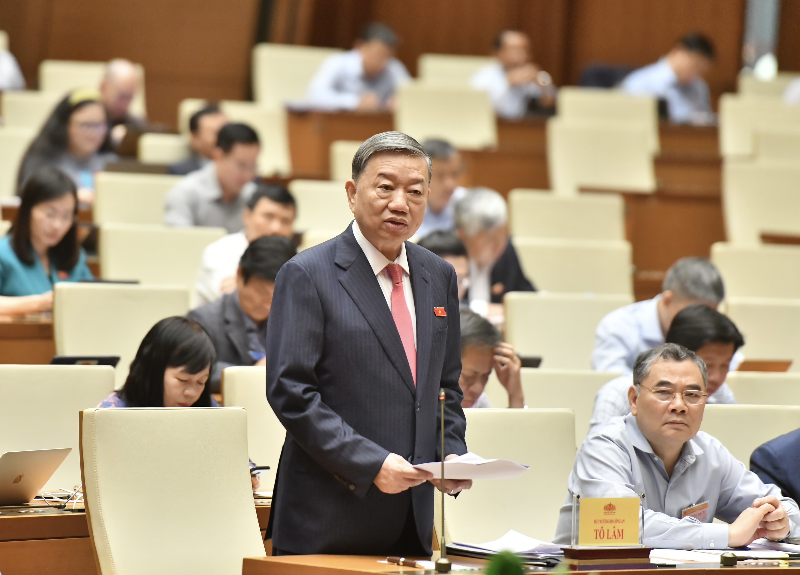 Bộ trưởng Bộ Công an Tô Lâm trả lời chất vấn. Ảnh: Phạm Đông

