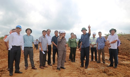 Đoàn công tác của UBND tỉnh Đắk Lắk đi thực địa, theo dõi tiến độ triển khai tuyến cao tốc Buôn Ma Thuột - Khánh Hòa. Ảnh: Bá Lục