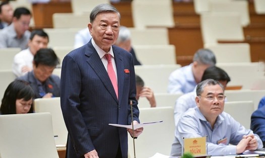 Bộ trưởng Bộ Công an Tô Lâm trả lời chất vấn. Ảnh: Media Quốc hội