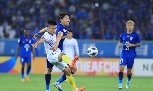 Hà Nội FC (áo trắng) đã thua 5 trận liên tiếp. Ảnh: Minh Dân