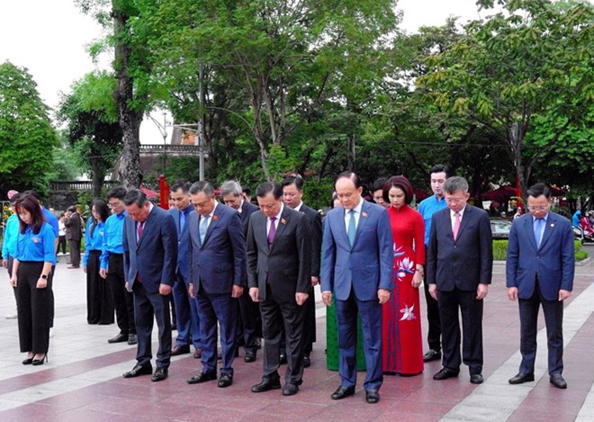 Lãnh đạo Hà Nội dâng hoa kỷ niệm 106 năm Cách mạng Tháng Mười Nga