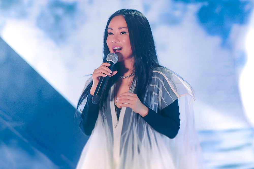 Diva Hồng Nhung thể hiện ca khúc tiếng Anh trong phần trình diễn solo. Ảnh: Ban tổ chức