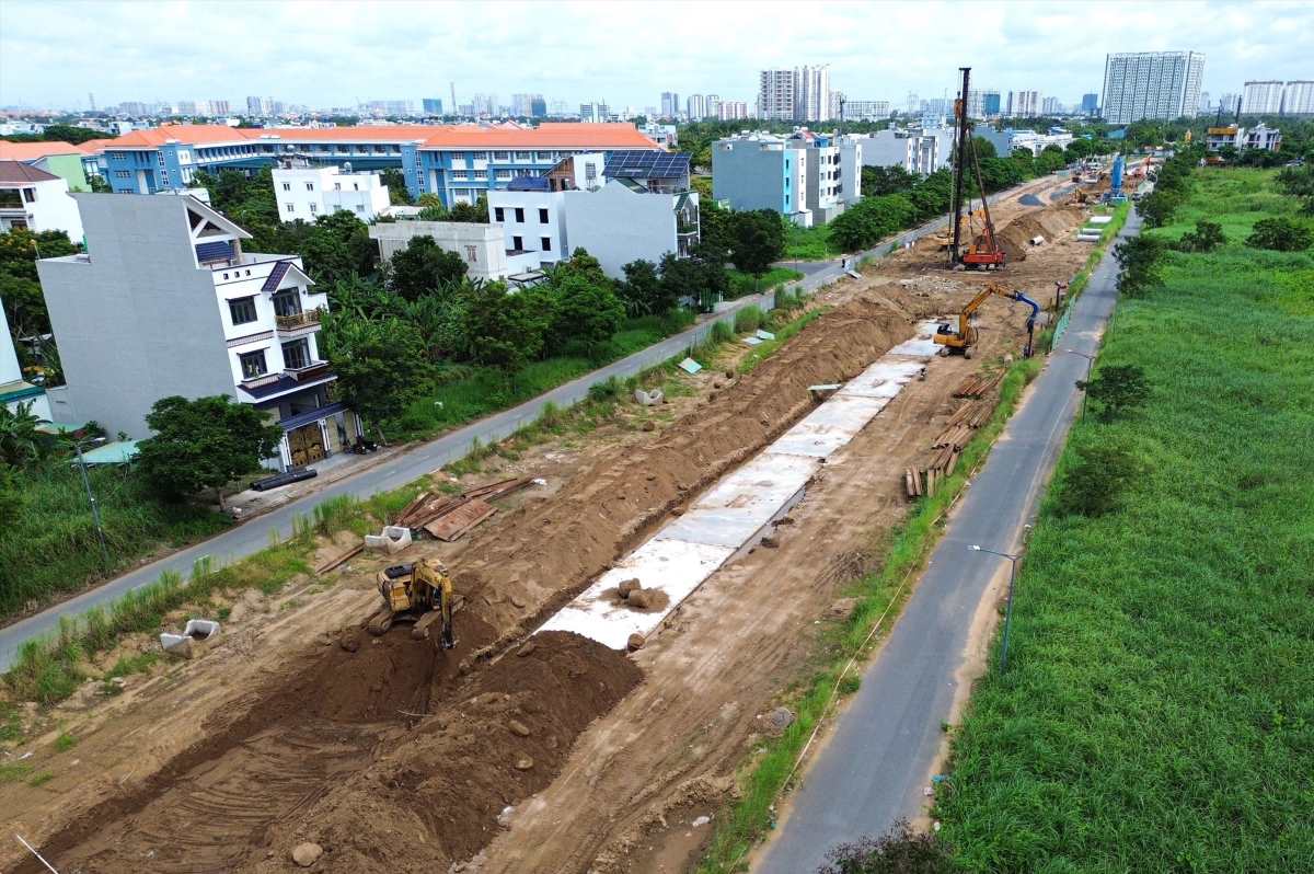 Thi công mở rộng Quốc lộ 50, dự kiến hoàn thành 30.4.2025. Ảnh: Lý Thanh Vũ