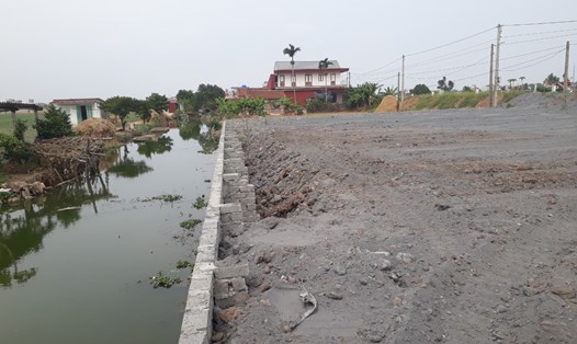 Khu vực bờ kè lấn chiếm kênh thủy lợi An Lương (xã An Tân, huyện Thái Thụy) chiều ngày 7.11 vẫn chưa được tháo dỡ. Ảnh: Lương Hà