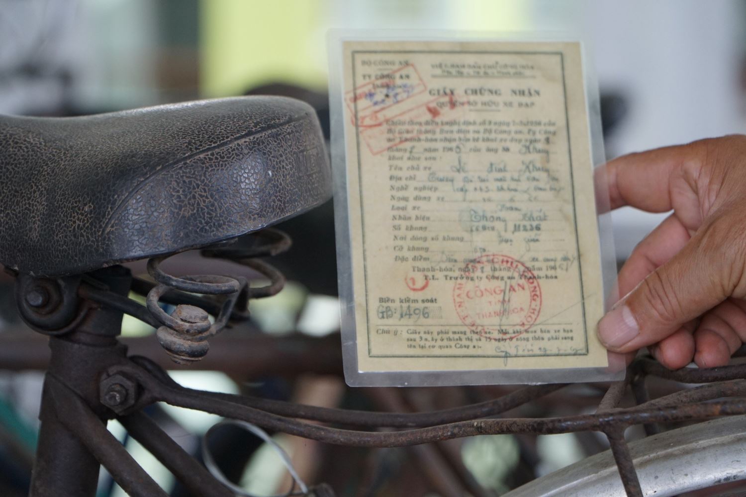 Theo ông Ngôn, trước đây xe đạp rất hiếm và giá trị lớn, nên các xe được cấp giấy chứng nhận quyền sở hữu xe đạp và ghi rõ nhãn hiệu, số khung, cỡ khung...Ảnh: Q.D