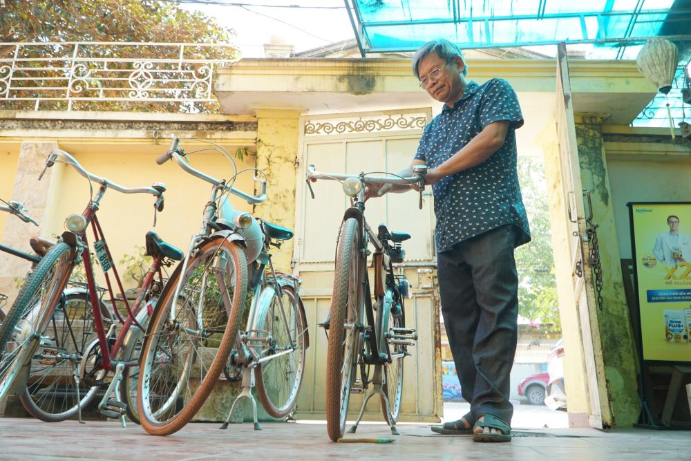 Theo ông Nguyễn Hữu Ngôn (62 tuổi, trú tại thị trấn Bút Sơn, huyện Hoằng Hóa, tỉnh Thanh Hóa) cho biết, xe đạp gắn liền với ông từ thủa nhỏ cho đến khi lớn lên. Sau này, nhớ về những ký ức đẹp của xe đạp đã thôi thúc ông tìm kiếm, sưu tầm. Việc sưu tầm xe đạp của ông bắt đầu từ năm 2000. Ảnh: Q.D