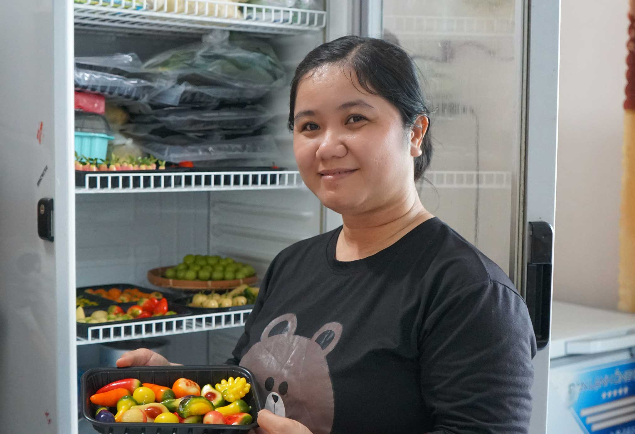 Chị Phượng thường đến mua bánh cho các con ở nhà. Ảnh: Mỹ Ly