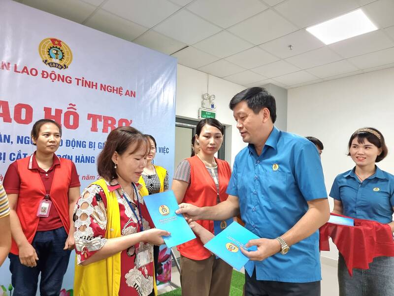 Ông Kha Văn Tám - Chủ tịch Liên đoàn Lao động tỉnh Nghệ An trao hỗ trợ cho công nhân, người lao động.  Ảnh: Quang Đại 