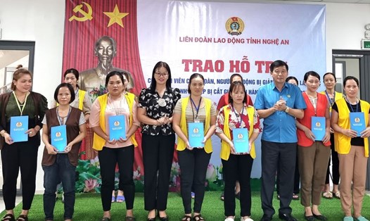 Lãnh đạo Liên đoàn Lao động tỉnh Nghệ An và Huyện ủy Yên Thành trao hỗ trợ công nhân bị giảm giờ làm tại huyện Yên Thành. Ảnh: Quang Đại