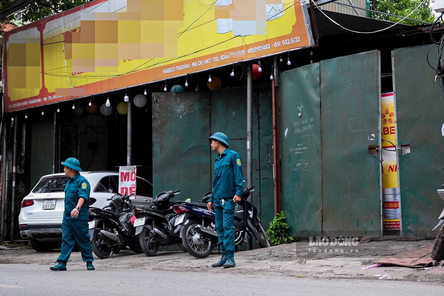 Trao đổi với Lao Động, lãnh đạo Công an phường Vĩnh Hưng cho biết, đơn vị này đang tiến hành bảo vệ hiện trường, giới hạn người ra vào để điều tra, làm rõ nguyên nhân dẫn đến vụ nổ khiến 2 người bị thương nặng.