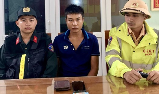 Đối tượng Cao Bá Khoa bị CSGT Trạm CSGT Diễn Châu phát hiện, bắt giữ. Ảnh: Công an Nghệ An