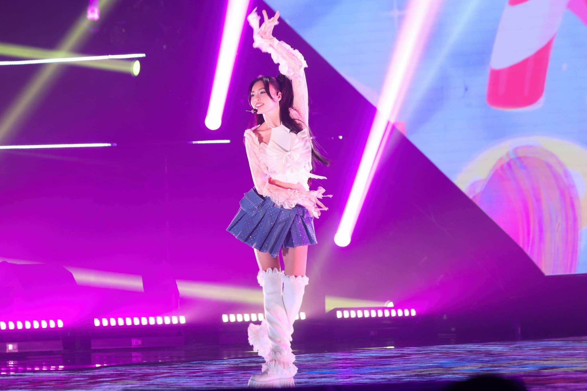 Ninh Dương Lan Ngọc chọn phong cách trẻ trung trong phần trình diễn đầu tiên ở Chị đẹp đạp gió rẽ sóng. Ảnh: BTC.