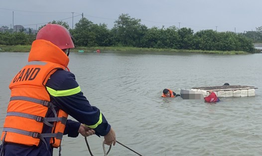 Lực lượng cứu nạn cứu hộ Công an tỉnh Hà Tĩnh đưa thi thể nạn nhân vào bờ. Ảnh Công an cung cấp