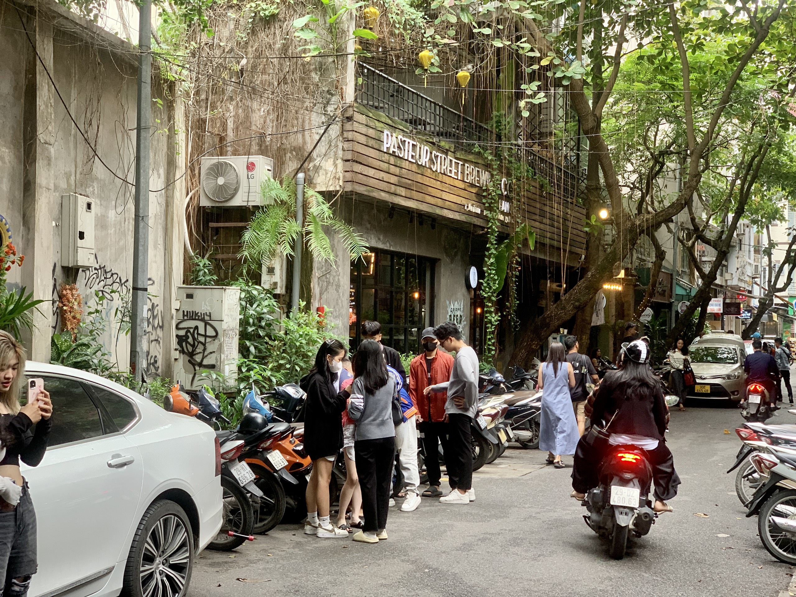 Nhiều bạn trẻ xếp hàng chờ chụp ảnh với bức tường trên phố Ấu Triệu (Hoàn Kiếm, Hà Nội). Ảnh: Nhật Minh