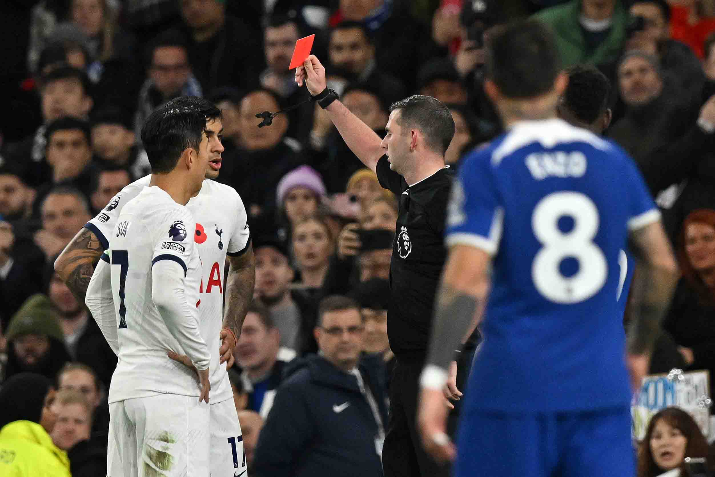 Tình huống nhận thẻ đỏ gay sở hữu phần oan uổng của Romero Khi anh tiếp tục đập phá bóng trước lúc giẫm vô chân của Enzo Fernandez. Ảnh: Sky Sports/AFP