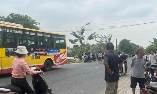 Đi bộ sang đường va chạm với xe buýt, bé gái 6 tuổi ở Thái Bình bị đâm tử vong. Ảnh: Tiền Hải Plus