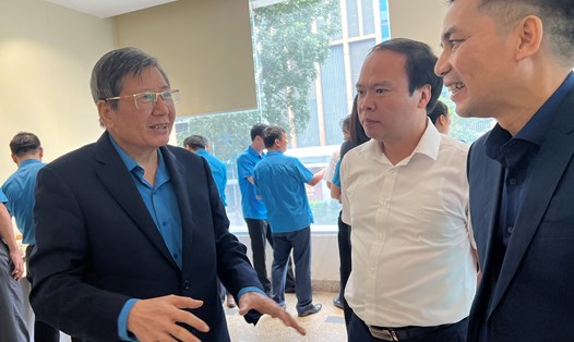 Phó Chủ tịch Thường trực Tổng LĐLĐVN Trần Thanh Hải (ngoài cùng bên trái) trao đổi với các đại biểu bên lề Hội thảo. Ảnh: Kiều Vũ