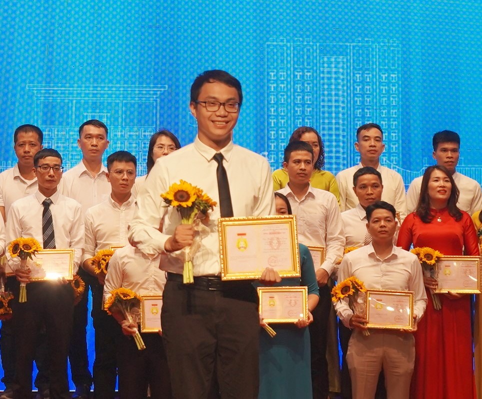 Anh Nguyễn Mạnh Cường nhận Bằng Lao động sáng tạo của Tổng LĐLĐVN. Ảnh: Mai Dung
