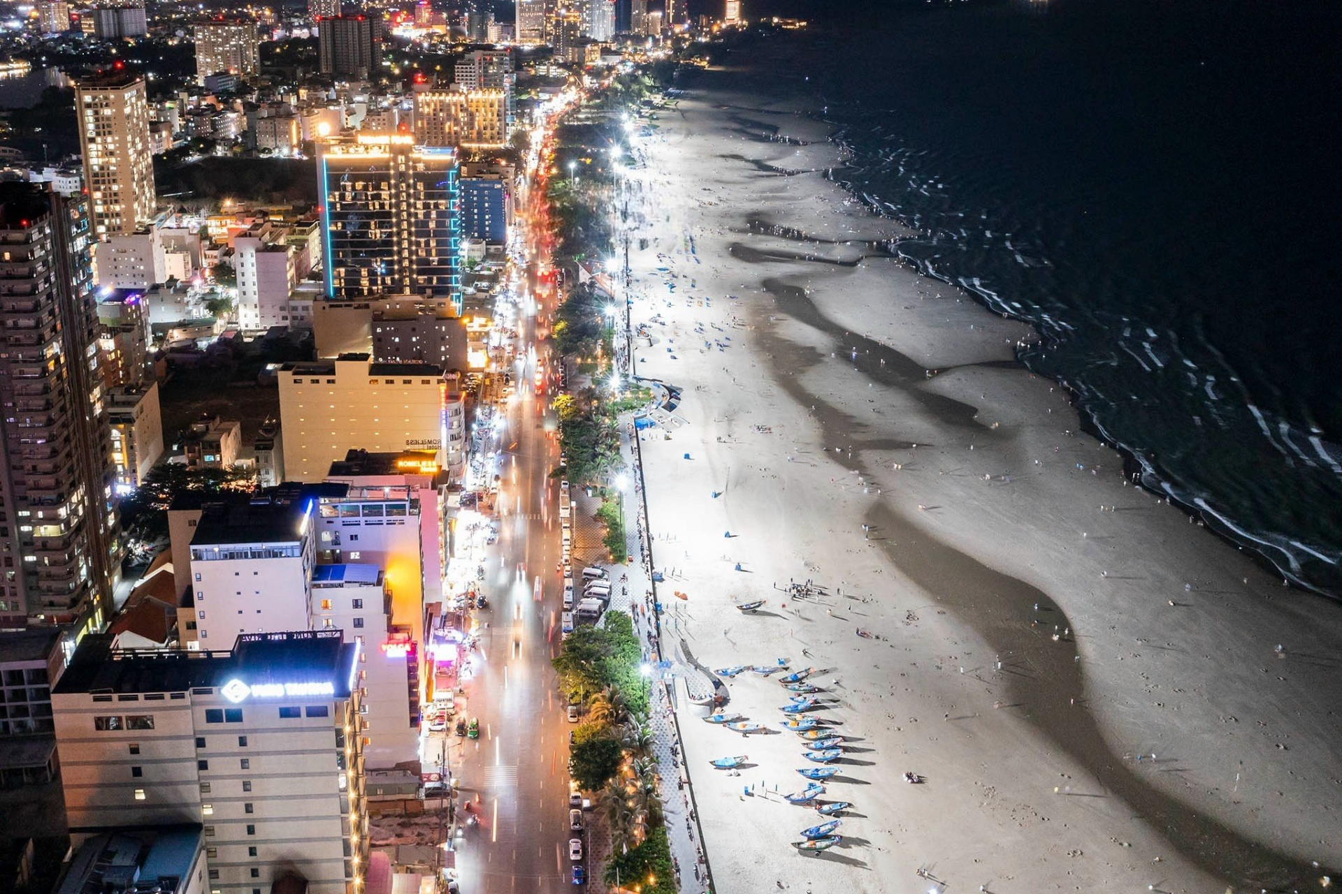 Một đoạn Bãi Sau ở TP Vũng Tàu đã được thắp sáng ban đêm, và sẽ được mở rộng hơn trong thời gian tới. Ảnh: Toàn Phạm