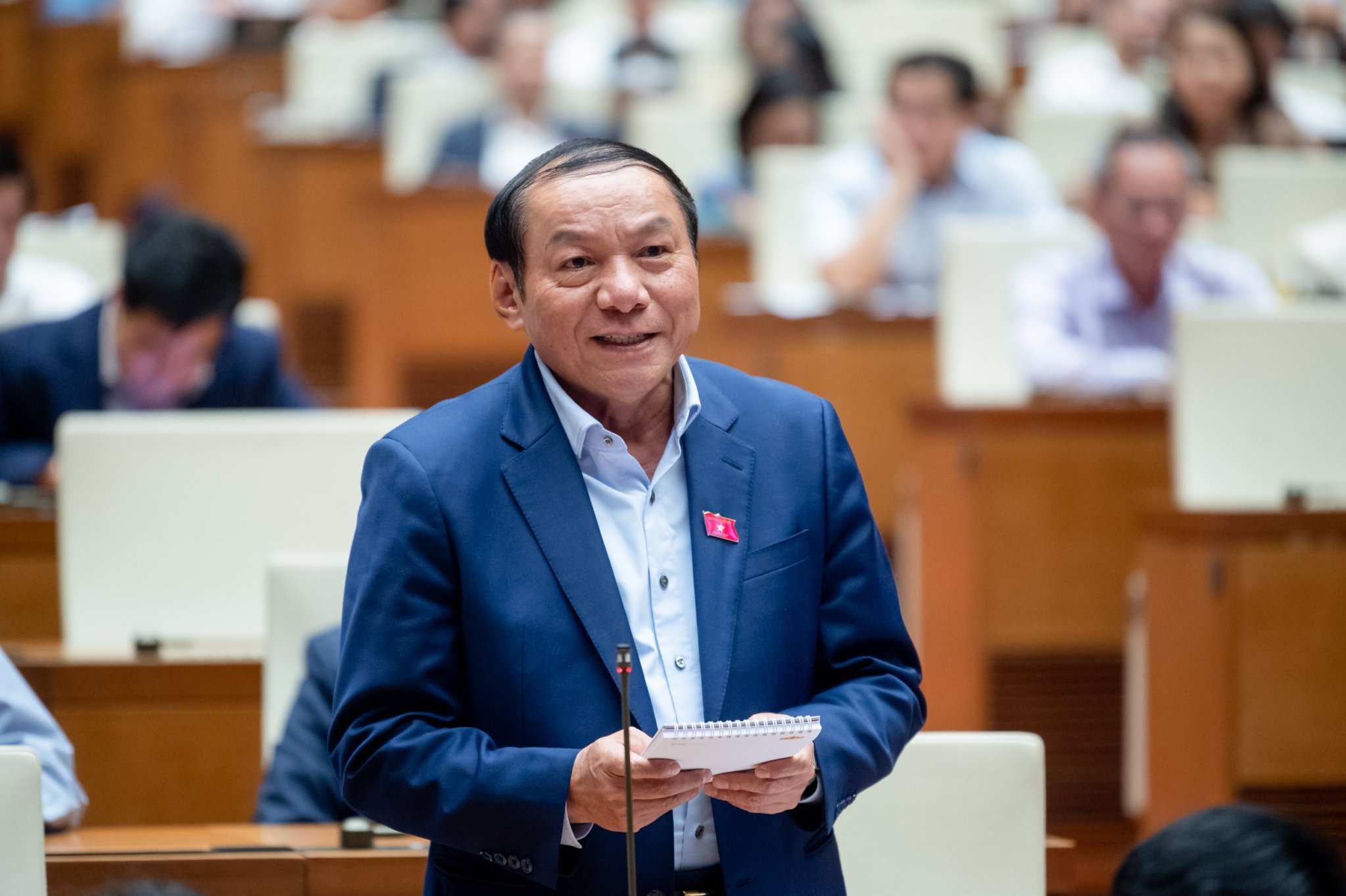 Bộ trưởng Bộ Văn hóa, Thể thao và Du lịch Nguyễn Văn Hùng trả lời chất vấn. Ảnh: Media Quốc hội
