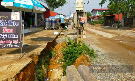 Các cột điện, cột viễn thông “án ngữ” tại Dự án cải tạo đường nối Quốc lộ 37 với cao tốc Nội Bài - Lào Cai (nút giao IC 15). Ảnh: Bảo Nguyên