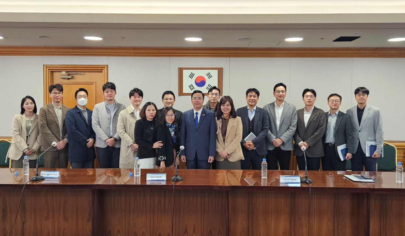 Ảnh đoàn công tác tại trụ sở  Hiệp Hội Ngân hàng Hàn Quốc KFB. Ảnh: Thiên Trường