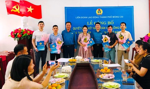 LĐLĐ thành phố Móng Cái trao Quyết định và tặng hoa cho BCH công đoàn lâm thời. Ảnh: Trần Tương