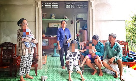 Sau sạt lở từ ngày 2 - 4.11, gia đình ông Nguyễn Văn Vui bị ảnh hưởng nghiêm trọng, buộc phải di dời tìm nơi ở tạm. Ảnh: Hoàng Lộc