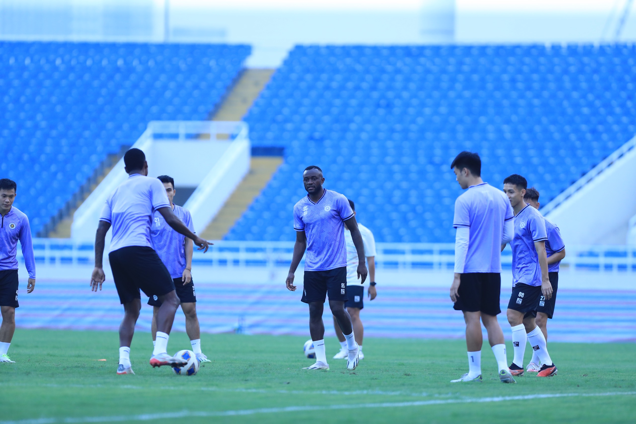 Tiền đạo Joel Tagueu không góp mặt ở trận đấu giữa Hà Nội FC và Wuhan Three Towns (Trung Quốc) do đã nhận thẻ đỏ ở trận lượt đi trên sân của đối thủ. Ảnh: Minh Dân