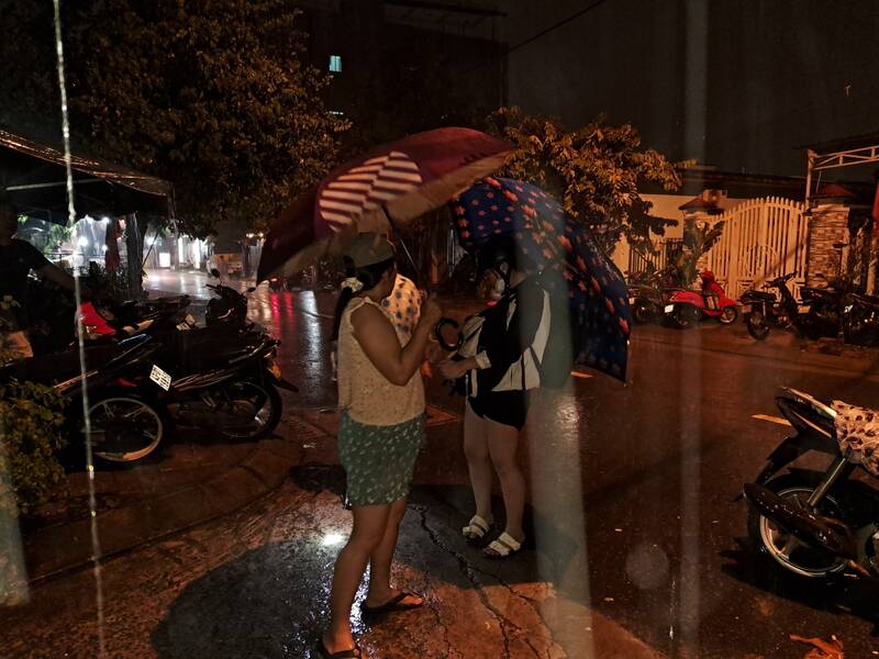 Người dân sơ tán trong đêm. Ảnh: Nguyễn Linh