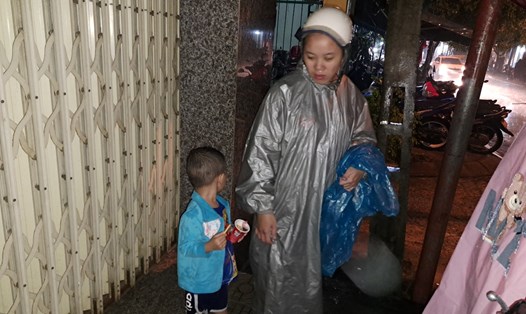 Nước dâng cao khiến hàng trăm người dân Đà Nẵng di tản trong đêm. Ảnh: Nguyễn Linh