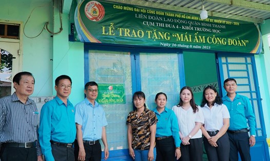 Đại diện LĐLĐ TPHCM và quận Bình Thạnh trao tặng “Mái ấm Công đoàn” cho gia đình chị Tô Thị Phương. 
Ảnh: Đức Long