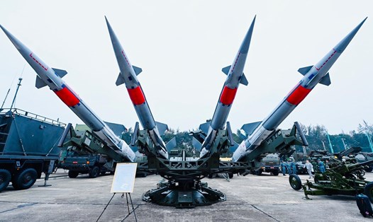 Các loại vũ khí quốc phòng được trưng bày tại triển lãm quốc phòng quốc tế Việt Nam 2022. Ảnh: Hải Nguyễn