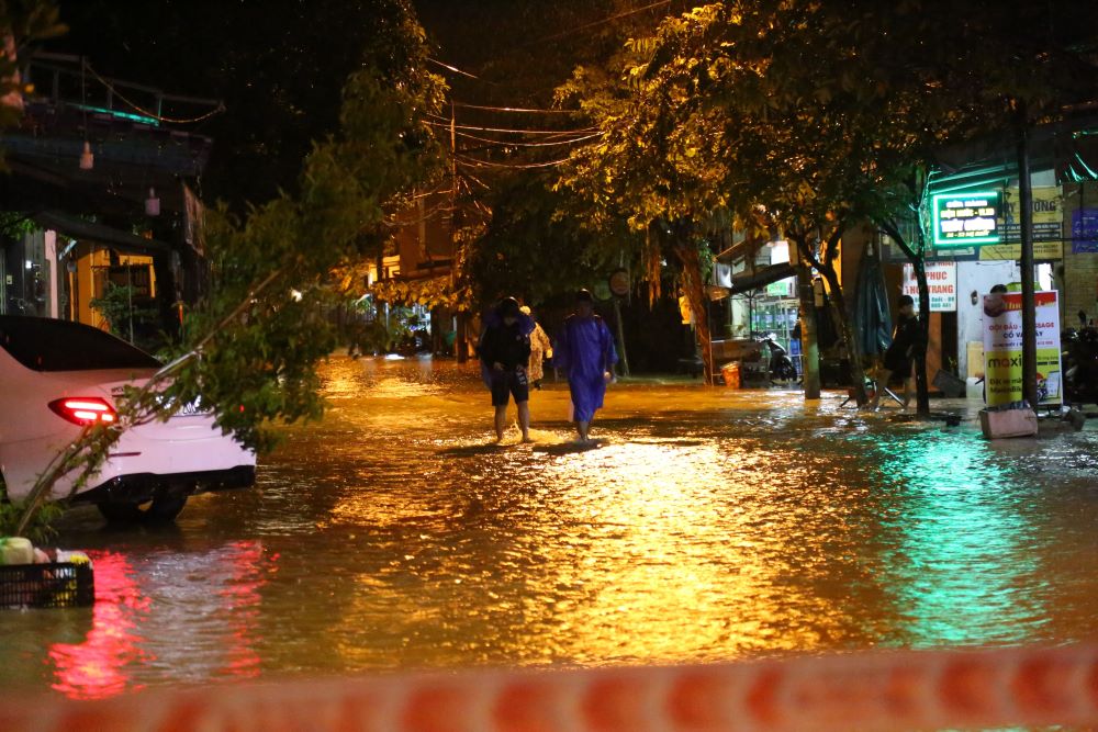  23h tối 7.10, khu vực đường Mẹ Suốt đã bị ngập sâu do mưa lớn. Tại thời điểm này, mực nước tại đây có đoạn cao gần 1m. 